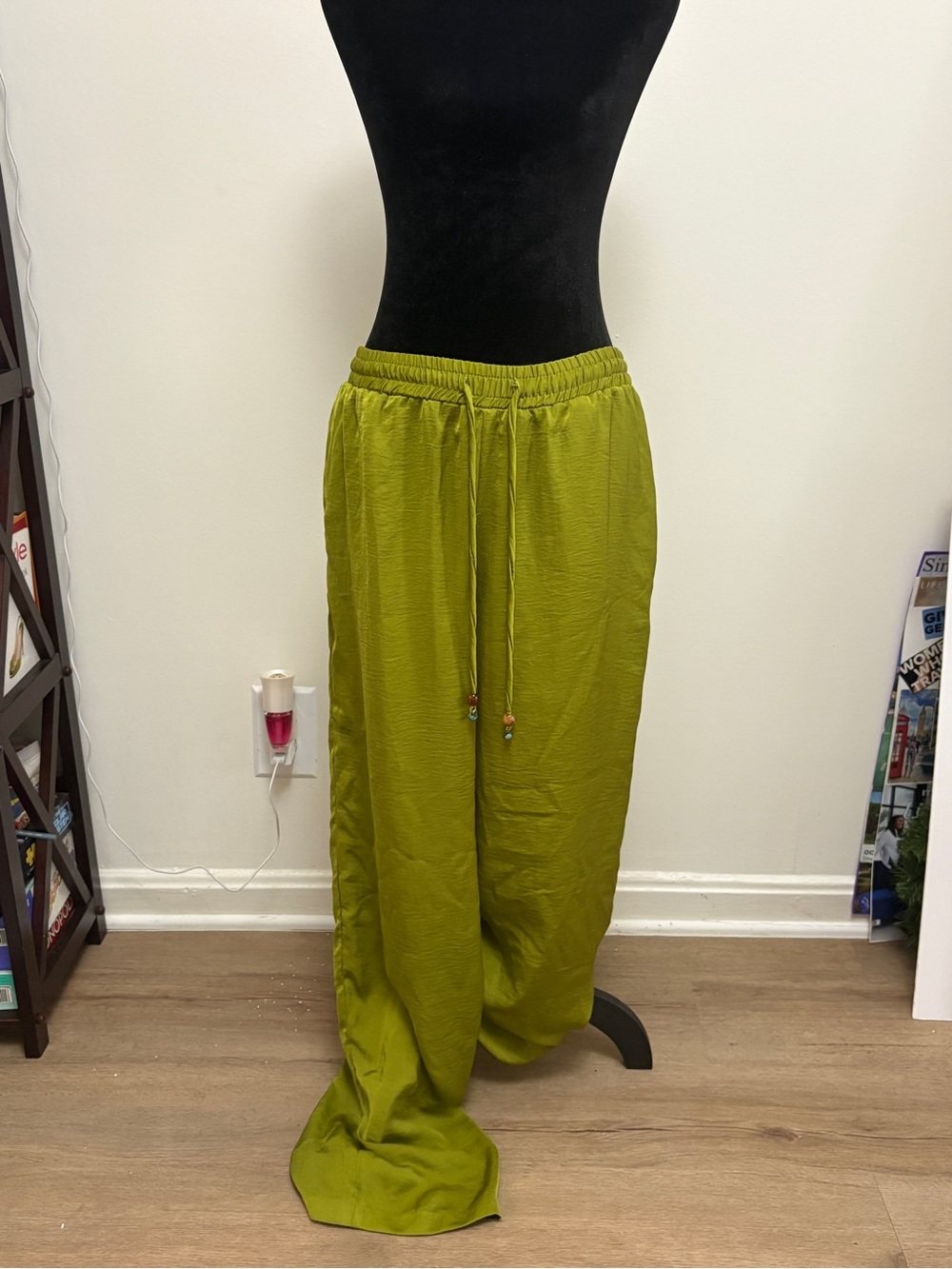 Comfort-Fit Wide Leg Pants in Olive Green